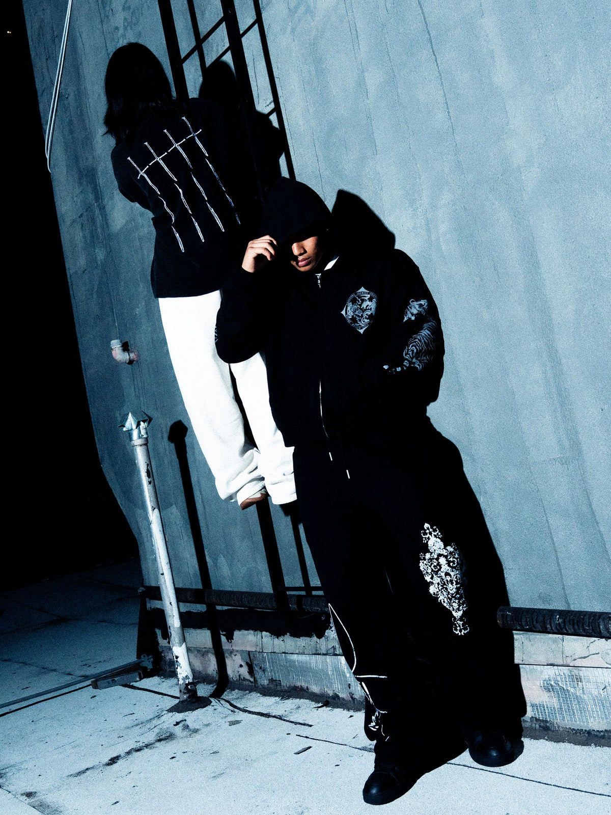 CREST SWEATS - JET BLACK