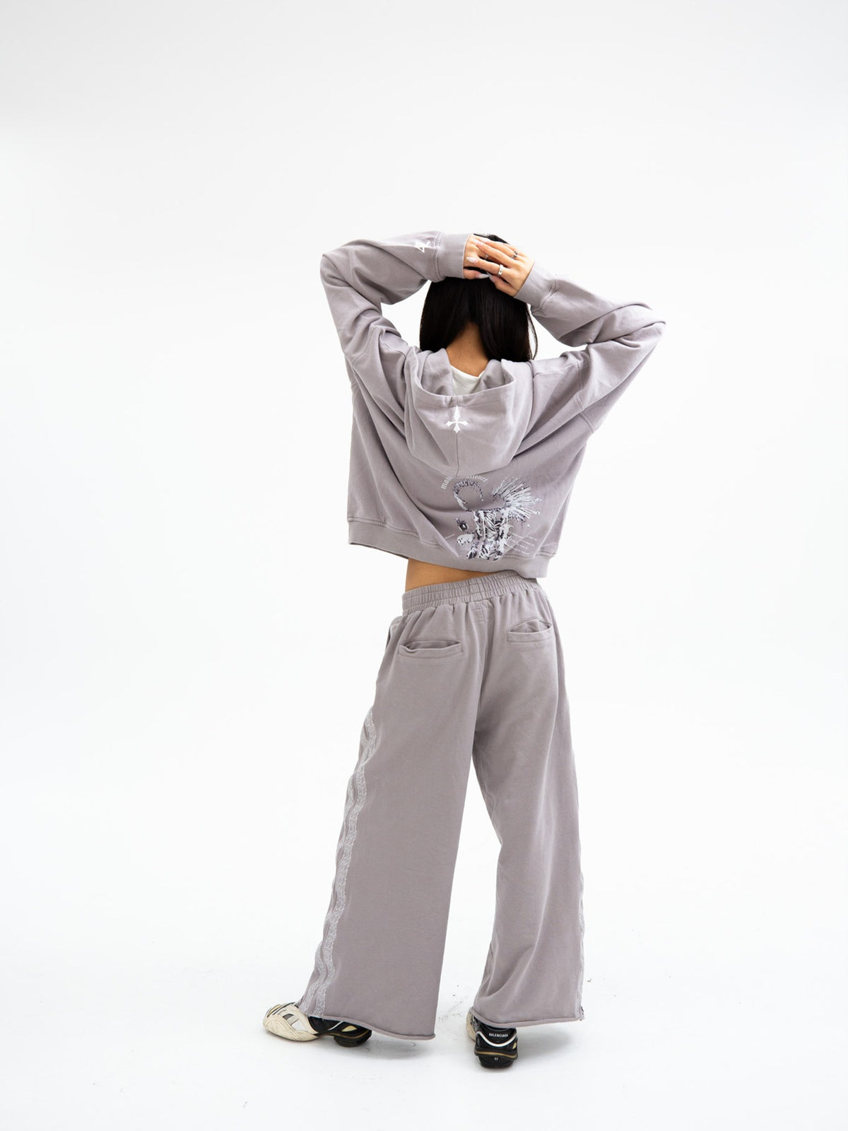 THOUSAND CUTS SWEATS - BONE GRAY